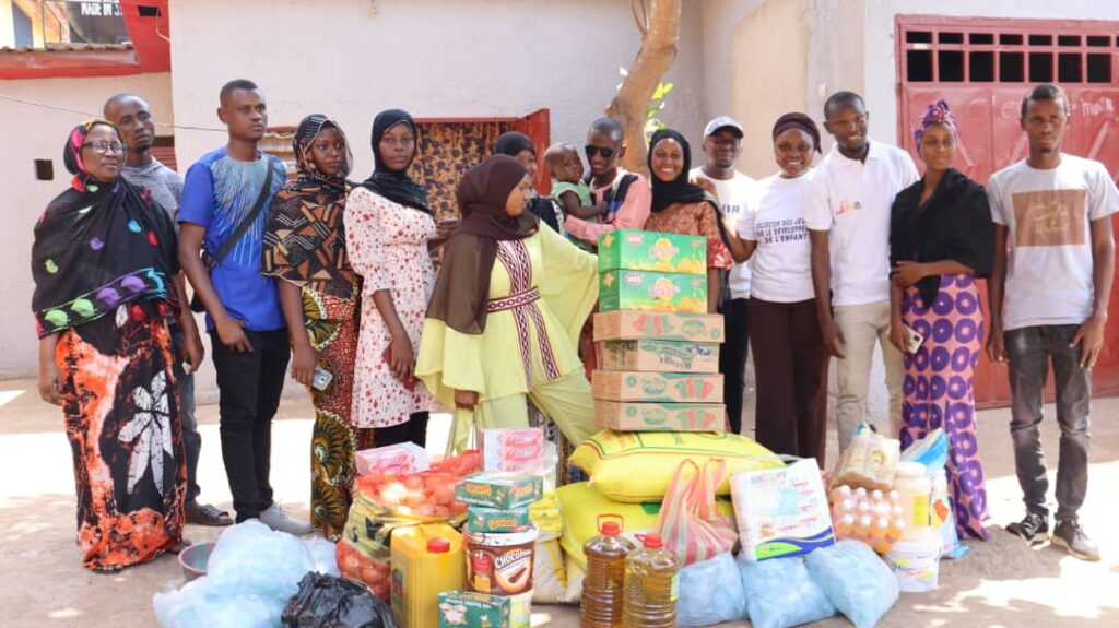 Aide alimentaire : le collectif des jeunes pour le développement de l’enfant offre des vivres à l’orphelinat “la voix des sans voix”.