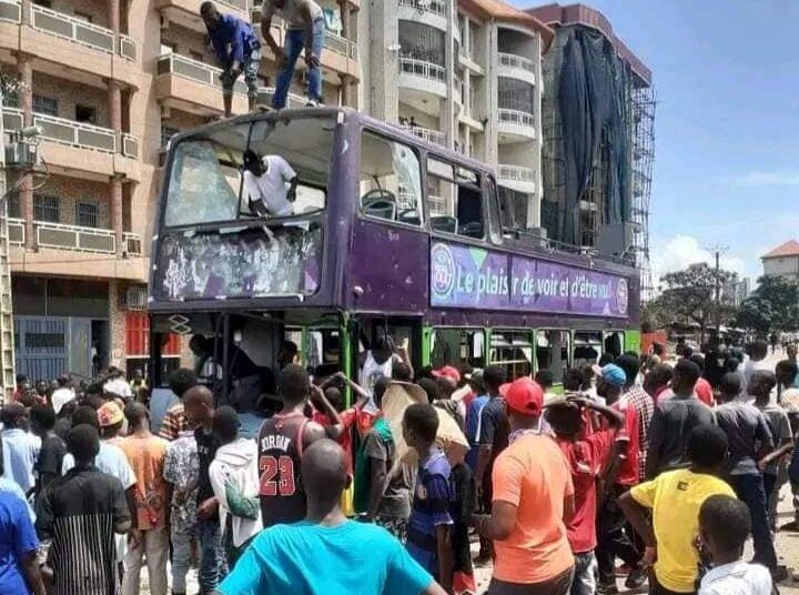 Tensions à Hamdallaye/Carnaval 2 octobre : Un bus vandalisé par les manifestants! 