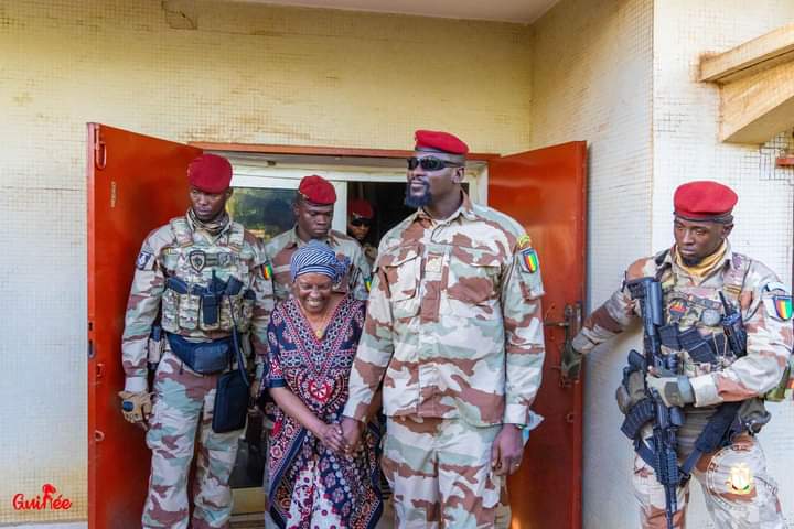 Conakry : visite de courtoisie du Général Mamadi Doumbouya chez Hadja Aïcha Bah