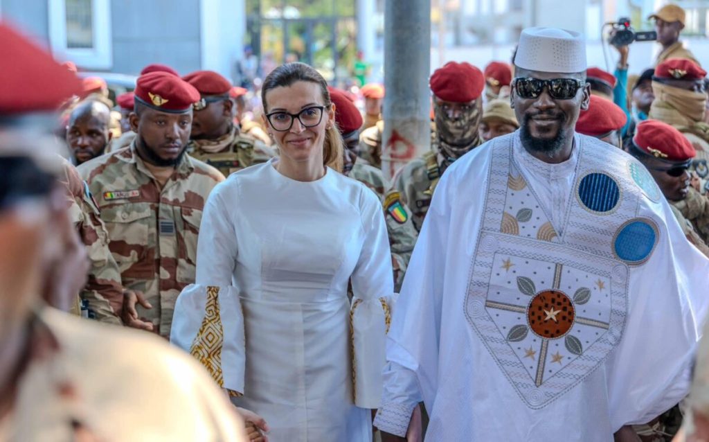 Présidentielle en Guinée : Mamadi Doumbouya vote à kaloum , appelle à un scrutin paisible