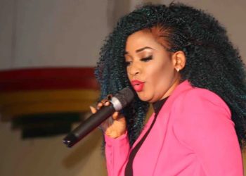 En Guinée : L’artiste Djelikaba Bintou Kouyaté brise le silence et rassure ses fans après l’annulation de ses prestations !