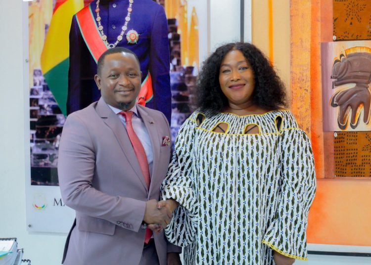 Culture : Sona Tata présente son nouvel album au ministre de la Culture Moussa Moïse Sylla