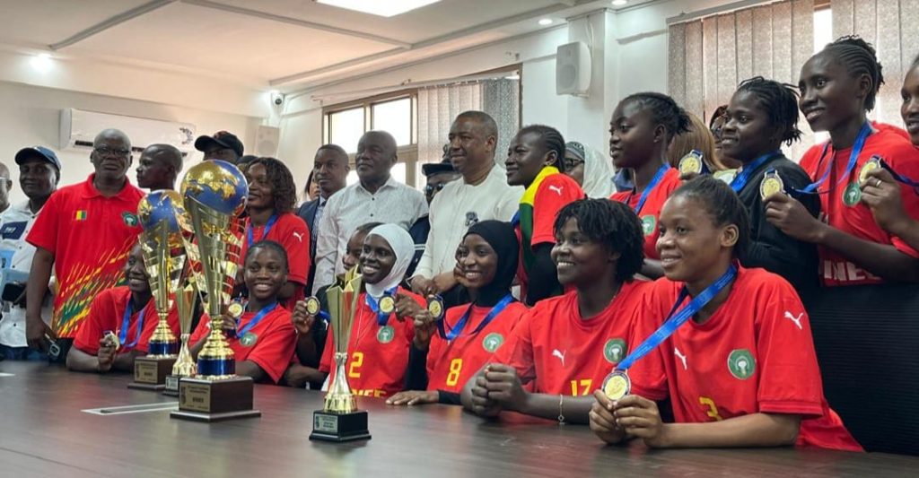 Handball : le ministre Cellou Baldé reçoit les équipes nationales cadette et Junior, championnes du monde du trophée IHF de leur catégorie!