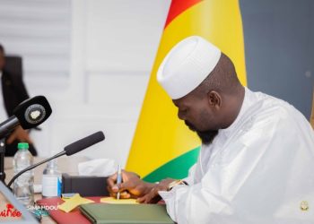 Distinctions : le président Mamadi Doumbouya honore plusieurs anciens ministres et hauts cadres guinéens 