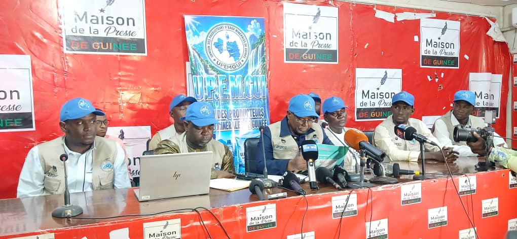 Conakry : L’UPEMGUI appelle les producteurs d’eaux en sachet à se conformer au décret d’interdiction