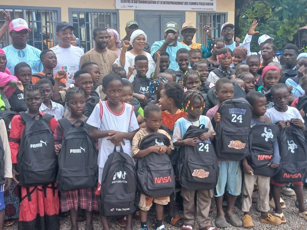Kassa : Aminata Kassa Camara offre des kits scolaires à 100 élèves