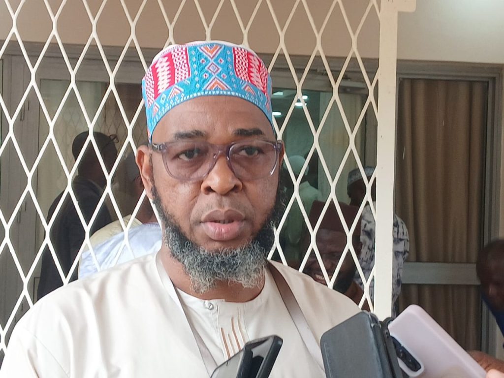Hadj 2027 : El Hadj Mamadou Oury Barry satisfait des décisions des autorités Le ministre secrétaire général des Affaires religieuses, entouré de son cabinet, a annoncé les frais d’inscription pour le pèlerinage à La Mecque au titre de l’année 2027. Ils sont fixés à 65 625 000 GNF pour les pèlerins du secteur public et à 68 625 000 GNF pour ceux du secteur privé. Au sortir de cette rencontre, El Hadj Mamadou Oury Barry, coordonnateur du groupe Safa Voyage, spécialisé dans l’organisation du pèlerinage, a salué les décisions des autorités visant à mettre fin aux difficultés rencontrées lors des précédentes éditions. « Vous savez, nous avons rencontré beaucoup de problèmes lors des pèlerinages passés. Pas plus tard qu’en 2025, vous savez ce qui s’est passé. Mais, par la grâce d’Allah, grâce à l’organisation et au suivi constant du Secrétariat général des Affaires religieuses, nous ne faisons qu’avancer. Nous remercions Allah, ainsi que le président de la République, Mamadi Doumbouya, son gouvernement, dirigé par M. Amadou Oury Bah, et tous les départements concernés », a-t-il déclaré. Le coordonnateur de Safa Voyage a également invité les candidats au Hadj 2027 à s’inscrire exclusivement auprès du Secrétariat général des Affaires religieuses ou des agences de voyages dûment habilitées, afin d’éviter les risques d’arnaque. « Au-delà des montants fixés pour le Hadj, si un pèlerin accepte de remettre son argent à un organisateur non autorisé, je pense qu’il en porte lui-même la responsabilité. C’est clair », a-t-il lancé. Abordant les conditions d’inscription, El Hadj Mamadou Oury Barry a rappelé que chaque candidat doit disposer d’un passeport valide pour au moins un an, de quatre photos d’identité sur fond blanc, d’un certificat de résidence et d’un certificat d’aptitude médicale délivré par les structures autorisées. Selon lui, ces exigences concernent l’ensemble des 10 000 pèlerins retenus pour l’édition 2027, et non uniquement ceux inscrits auprès du Secrétariat général des Affaires religieuses. Il a également précisé que les dispositions organisationnelles s’appliquent aux pèlerins des différents groupes autorisés. Pour garantir le bon déroulement du pèlerinage, le coordonnateur de Safa Voyage a appelé les organisateurs privés à privilégier la concertation et à respecter strictement les règles établies par les autorités. « Tous les organisateurs privés du pèlerinage doivent être unis et travailler ensemble. Nous devons y veiller pour éviter de nous porter préjudice. Lorsqu’un organisateur annonce que les places sont épuisées, il ne faut pas qu’un candidat insiste pour s’inscrire à tout prix. Il s’expose ainsi aux arnaqueurs qui rôdent aux alentours et qui sont capables de tout, y compris de falsifier des documents ou des cachets », a-t-il souligné. En conclusion, El Hadj Mamadou Oury Barry a réitéré son appel à la vigilance et à la patience, exhortant les candidats au pèlerinage à ne confier leur argent qu’aux structures officiellement autorisées à procéder aux inscriptions. Naby Moussa Soumah
